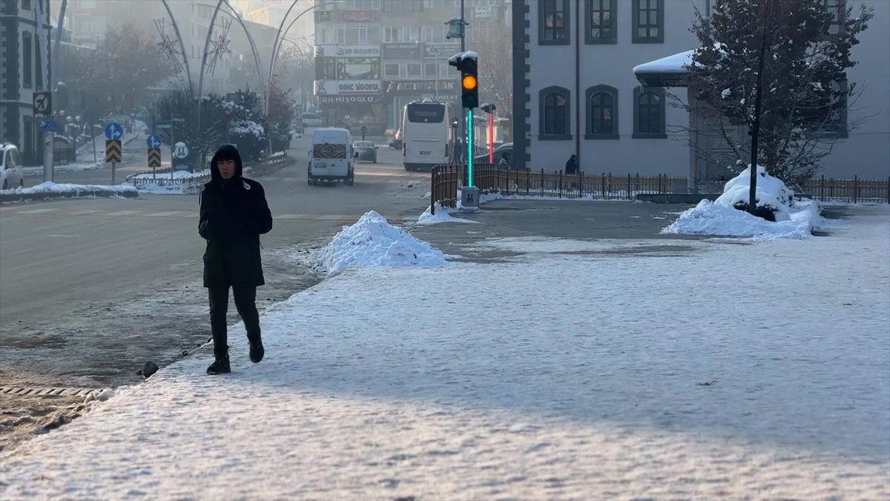 Şadırvanı donduran soğuk…Şehrin rengini değiştirdi